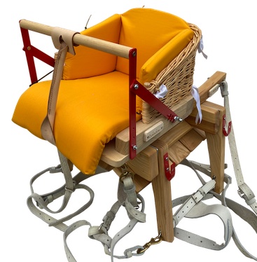 Der Balado, Kindersitz für den Balissandre, wird mit einem Lederstützgurt geliefert, der zwischen den Beinen des Kindes verläuft