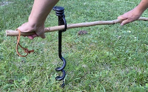 Enfoncement Trousson, tortillon, piquet d'attache nuit, matériel randonnée pas cher, bât de portage, bât pour âne, cheval, mule, poney, fabrication française, fabrication artisanale