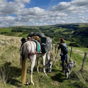 Lire la suite à propos de l’article Alicia en randonnée avec son cheval et son Bassador dans les splendides paysages du Massif Central