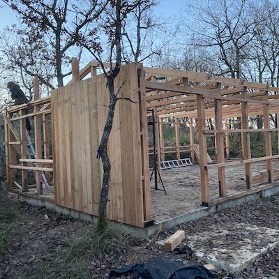 Lire la suite à propos de l’article Voilà comment commence la construction d’un atelier cuir chez Randoline